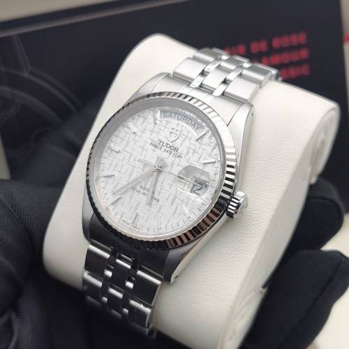 Tudor Prince Date m76214-0009